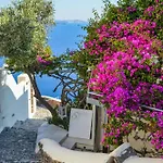 Casa de Férias Kampanario Luxury Two-bedroom With Private Jacuzzi Megalochori (Santorini)